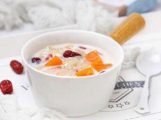 9、木瓜炖牛奶,口感超棒喝起来很舒服,强烈推荐哟!