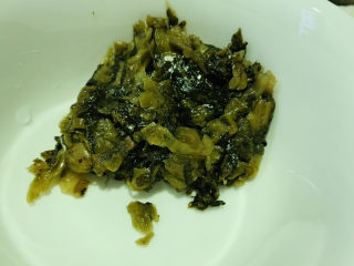 4、清炒黄豆芽,准备酸菜