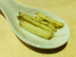 5、清炒黄豆芽,准备姜丝