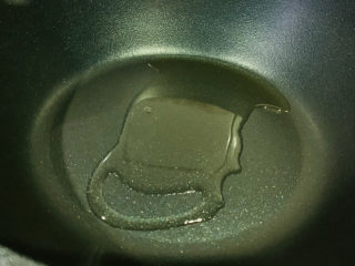 6、清炒黄豆芽,锅加食用油