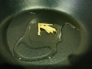 7、清炒黄豆芽,大火热锅，加入姜丝，将姜丝炒香