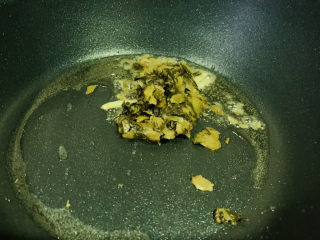 8、清炒黄豆芽,倒入酸菜