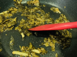 9、清炒黄豆芽,将酸菜炒香