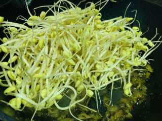 10、清炒黄豆芽,倒入黄豆芽