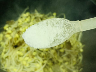 13、清炒黄豆芽,加盐