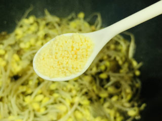 14、清炒黄豆芽,加鸡精