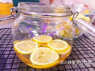 5、蜂蜜柠檬百香果,倒入蜂蜜没过柠檬