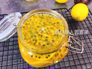 7、蜂蜜柠檬百香果,最后放入百香果