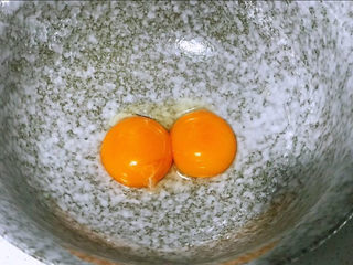 1、浅湘食光&荷兰松饼,准备2个鸡蛋