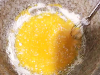 2、浅湘食光&荷兰松饼,加入20g砂糖，搅拌均匀