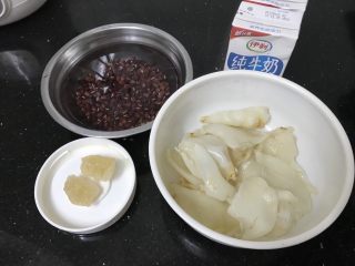 1、花胶红豆炖牛奶～美容养生甜品,材料集合照，红豆洗干净提前泡2-3小时