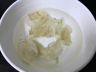 2、花胶红豆炖牛奶～美容养生甜品,花胶洗洗干净