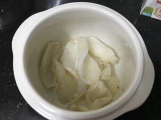 3、花胶红豆炖牛奶～美容养生甜品,泡好的花胶放入炖锅里