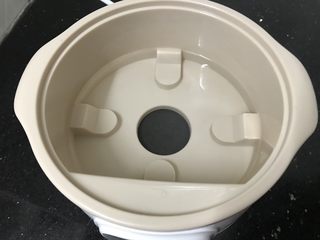 6、花胶红豆炖牛奶～美容养生甜品,炖锅里加入清水至最高水位线下