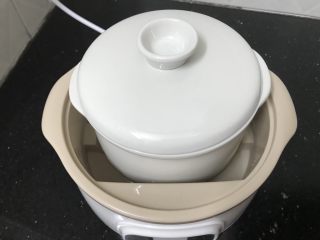 7、花胶红豆炖牛奶～美容养生甜品,把炖盅放入