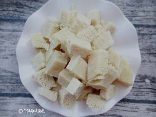 1、凉拌冻豆腐,准备一块冻豆腐一块，化冻切丁