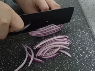 4、木耳炒肉丝,洋葱切丝