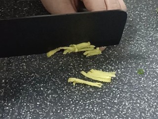 7、木耳炒肉丝,生姜切丝