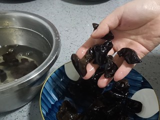 8、木耳炒肉丝,木耳清洗干净