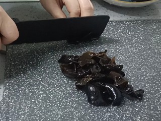 9、木耳炒肉丝,一分为二切开