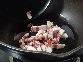 11、木耳炒肉丝,倒入猪肉