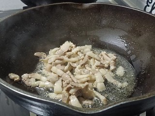 12、木耳炒肉丝,煸炒至变色