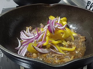 19、木耳炒肉丝,放入黄椒和洋葱丝