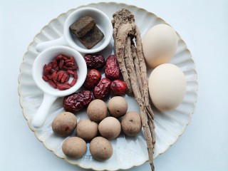 1、桂圆鸡蛋汤,准备好所有食材。