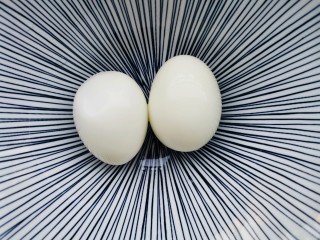 2、桂圆鸡蛋汤,鸡蛋提前煮熟剥壳。