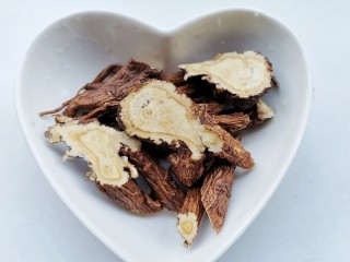 3、桂圆鸡蛋汤,当归切片。