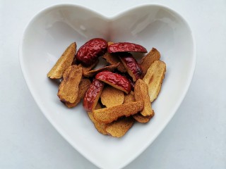 4、桂圆鸡蛋汤,红枣切片去核，