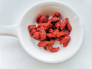 6、桂圆鸡蛋汤,枸杞洗净。