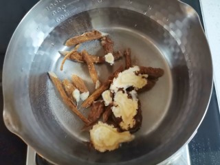 7、桂圆鸡蛋汤,将当归放入锅中先煮15分钟熬出药味，