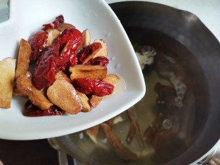 8、桂圆鸡蛋汤,再加入红枣，