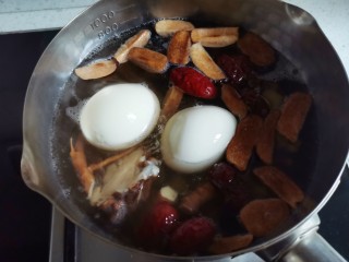 11、桂圆鸡蛋汤,放入鸡蛋，