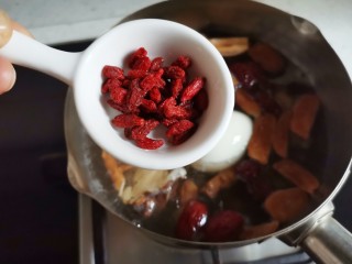 12、桂圆鸡蛋汤,出锅前撒入枸杞，