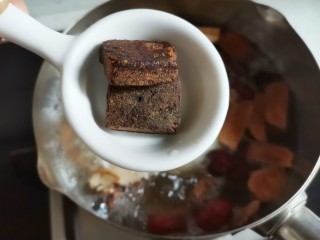 13、桂圆鸡蛋汤,放入红糖。