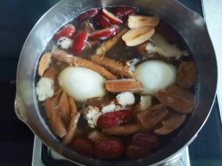 14、桂圆鸡蛋汤,煮开。