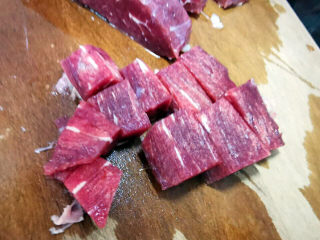 10、椒盐牛肉,改刀切丁
