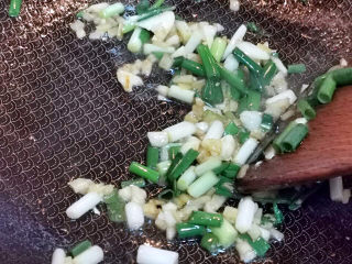 18、椒盐牛肉,葱姜蒜爆香