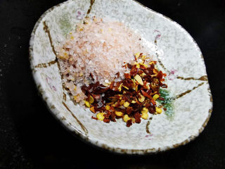 20、椒盐牛肉,椒盐、干辣椒面