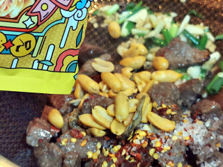 21、椒盐牛肉,加入椒盐，辣椒面及花生小鱼干