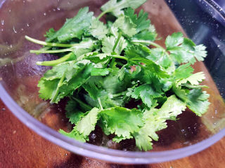 23、椒盐牛肉,容器中放入香菜叶