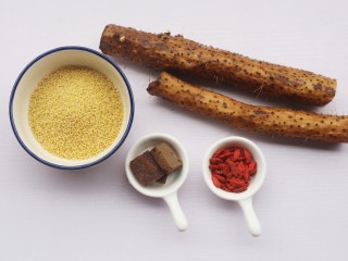 1、小米山药粥,准备好所有食材。