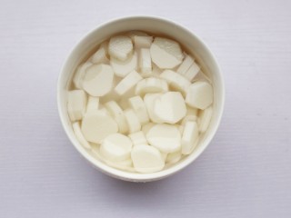 2、小米山药粥,铁棍山药戴一次性手套去皮洗净切断。