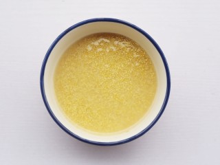3、小米山药粥,小米浸泡10分钟洗净。