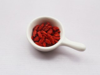 4、小米山药粥,枸杞清洗干净。