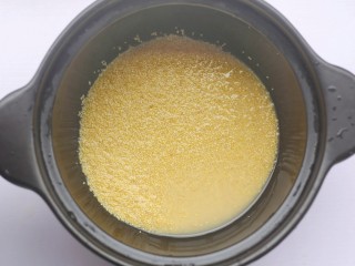 5、小米山药粥,锅中加入小米。