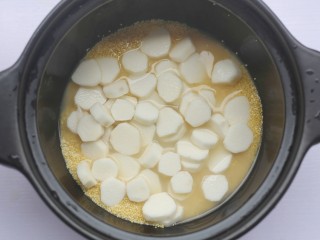 6、小米山药粥,加入山药。