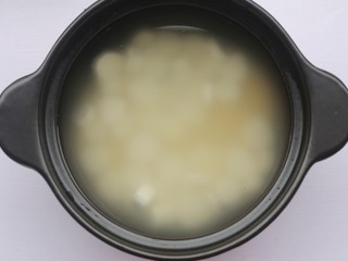 7、小米山药粥,加一大碗水。